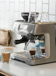 La Sage Barista Express de Maria préparant du café